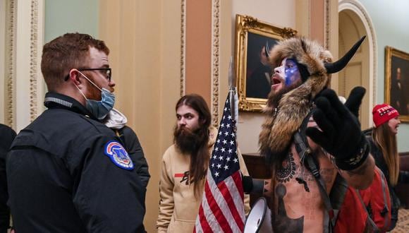 Los agentes de policía del Capitolio de EE.UU. intentan detener a los partidarios del expresidente  Donald Trump en el Capitolio el 6 de enero de 2021 en Washington, DC. (Foto: Saul LOEB / AFP)