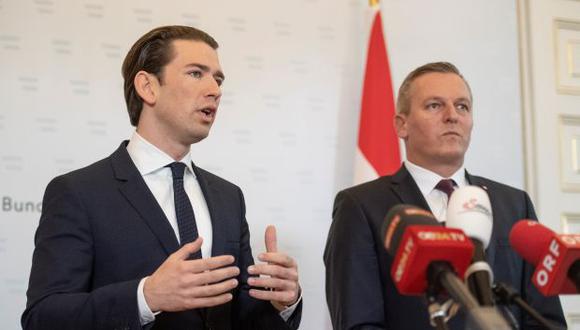 El canciller austriaco, Sebastian Kurz, y su ministro de Defensa, Mario Kunasek, hacen una declaración a la prensa en la Cancillería en Viena (Austria). (Foto: EFE)