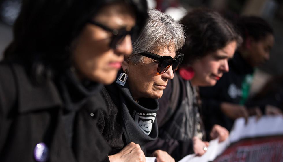 Un grupo de mujeres, vestidas de luto, recorrieron el centro de Santiago haciendo paradas en algunos de los antiguos centros de tortura de la dictadura de Augusto Pinochet. (Foto: EFE)