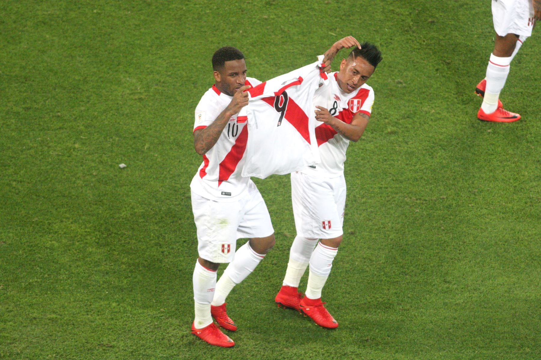 Jefferson Farfán le dedicó su gol en el repechaje del 2018 a Paolo Guerrero (Foto: Andina).