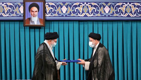 El ayatolá Alí Khameini con el presidente de Irán, Ebrahim Raisí. (Foto: AFP).