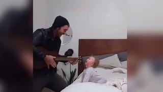 Facebook viral: la emocionante reacción de una bebé cuando su papá le toca la guitarra