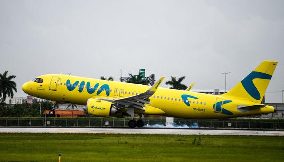 Cientos de pasajeros quedaron varados por suspensión de operaciones de Viva Air en medio de su proceso de venta. (Photo by CHANDAN KHANNA / AFP)