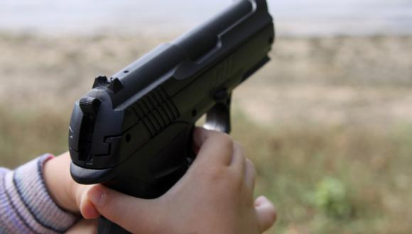 Niño de tres años fallece al manipular un arma durante su cumpleaños en Estados Unidos. (AFP).