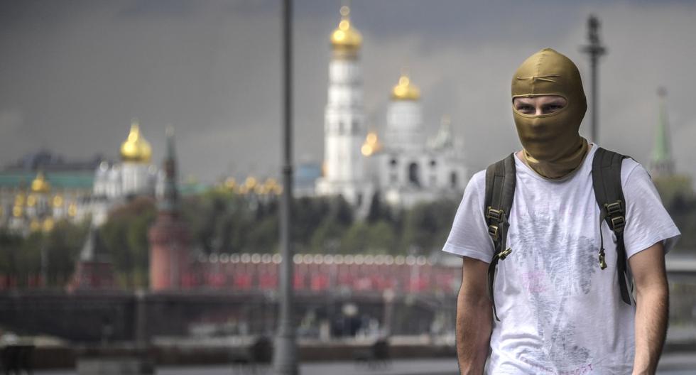 Imagen referencial. Un hombre es visto caminando con el 6 de mayo de 2020 en el centro de Moscú, ciudad afectada por el coronavirus. (Alexander NEMENOV / AFP).