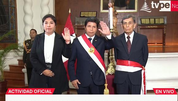Pedro Castillo tomó juramento a su nuevo ministro de Defensa