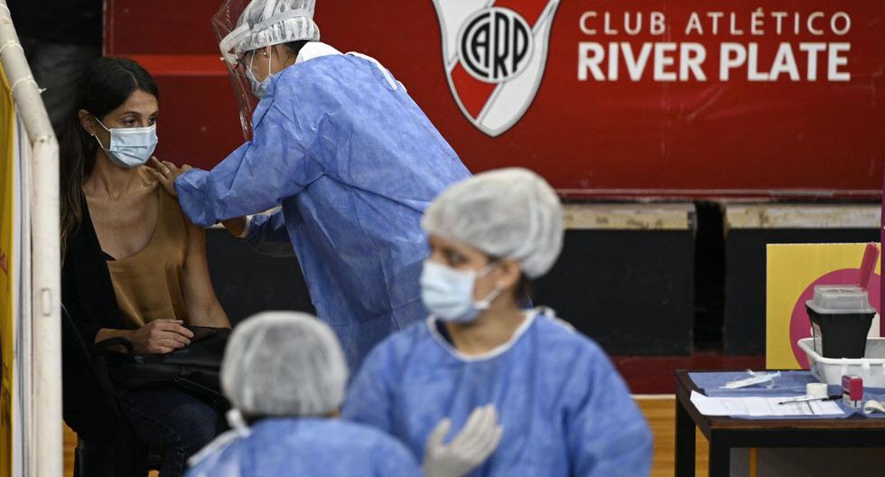 Una persona recibe una dosis de la vacuna Sputnik V contra el coronavirus, en la cancha de baloncesto del club argentino River Plate, debajo de la tribuna del estadio Monumental, en Buenos Aires (Argentina), el 2 de febrero de 2021. (Juan MABROMATA / AFP).