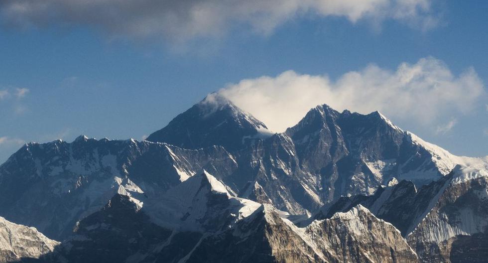 Esta imagen tomada desde un avión comercial muestra una vista aérea del Monte Everest y la cordillera del Himalaya. (AFP)