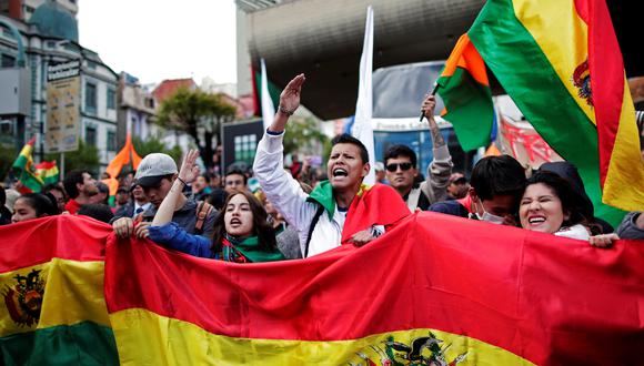 Manifestantes protestan frente a la sede del órgano electoral en La Paz. [Reuters]