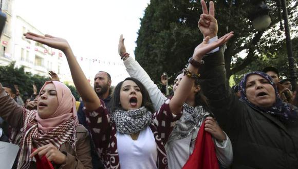 "Hombres y mujeres tienen igualdad de derechos y deberes, y son iguales ante la ley”, reza la Constitución de Túnez del 2014.
 (El País)