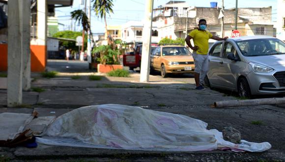 Un cadáver abandonado en Guayaquil, Ecuador. (AFP)