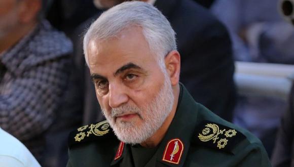 A handout picture provided by the office of the Iranian Ayatollah Ali Khamenei on June 04, 2019 shows Iranian Major General in the Islamic Revolutionary Guard Corps (IRGC) Qasem Soleimani (C) listening to the Iranian supreme leader as delivers a speech on the occasion of the 30th death anniversary of the founder of the Islamic republic Ayatollah Ruhollah Khomeini, at his shrine in Tehran. (Photo by HO / IRANIAN SUPREME LEADER'S WEBSITE / AFP) / === RESTRICTED TO EDITORIAL USE - MANDATORY CREDIT "AFP PHOTO / HO / KHAMENEI.IR" - NO MARKETING NO ADVERTISING CAMPAIGNS - DISTRIBUTED AS A SERVICE TO CLIENTS ===