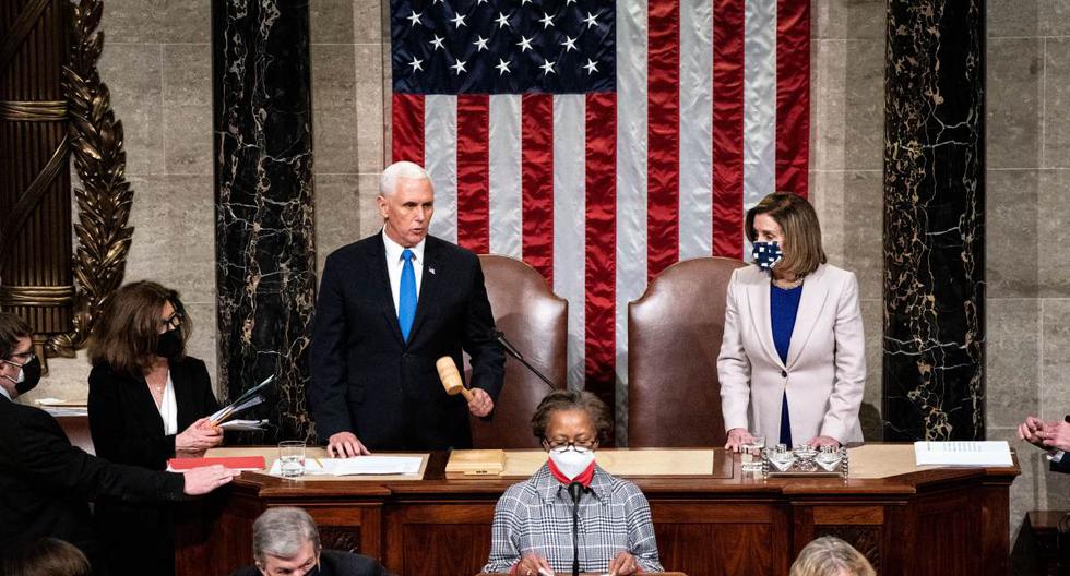 El vicepresidente Mike Pence y la presidenta de la Cámara de Representantes, Nancy Pelosi, presiden una sesión conjunta del Congreso para certificar los resultados del Colegio Electoral de 2020. (Erin Schaff / POOL / AFP).