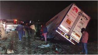 La Libertad: Choque entre camión y auto deja dos muertos y tres heridos en Virú