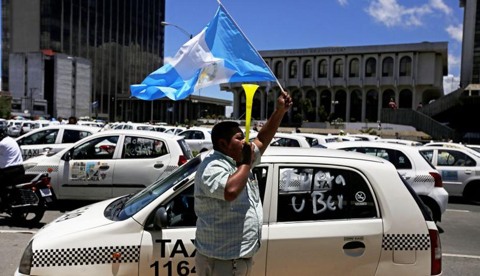 La protesta de los taxistas contra UBER ocurrió en cinco puntos distintos de la capital y provocó un gran caos vehicular en varias zonas desde la primera hora del día. | Foto: EFE