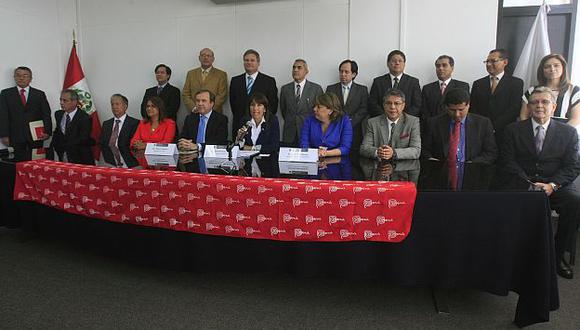 La ministra Magali Silva presentó a los consejeros comerciales designados. (Andina)