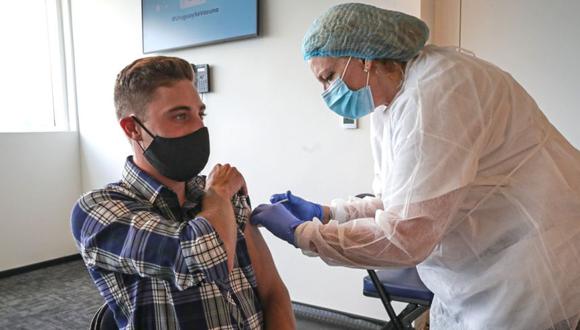 Un estudio encontró que solo cuatro personas, de un grupo de 8.121, que fueron vacunados en un hospital en Dallas se contagiaron. (Foto: EFE)