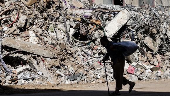 Un anciano palestino pasa frente a un edificio destruido por el bombardeo israelí en la ciudad de Gaza, el 19 de mayo de 2021. (MOHAMMED ABED / AFP).