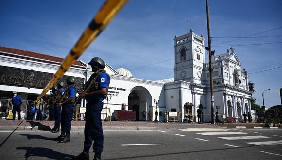 Efectivos policiales custodian una de las iglesias afectadas en Sri Lanka. (Foto: AFP)