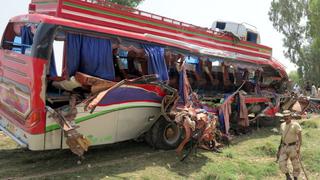 Pakistán: Al menos 42 muertos deja choque entre autobús y un camión