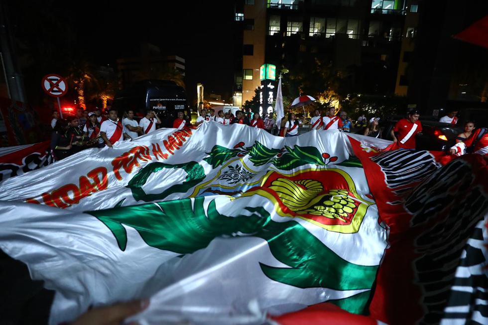 Hinchas peruanos realizan banderazo afuera del hotel donde concentra la selección peruana en Brasil. (Daniel Apuy)