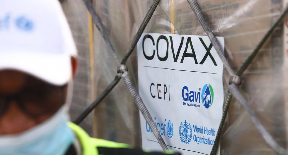 Esta fotografía tomada el 24 de febrero de 2021 muestra una etiqueta COVAX en un envío de vacunas contra el coronavirus. (Nipah Dennis / AFP / Referencial).