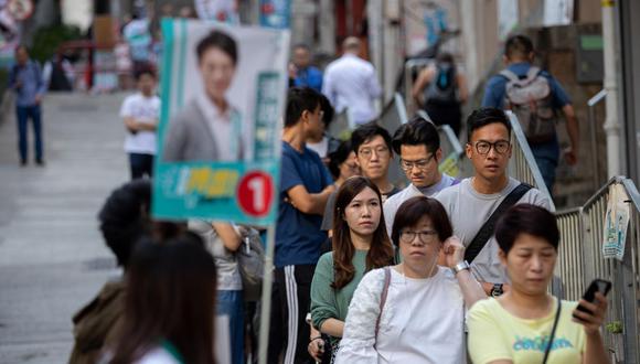 Afluencia masiva en apertura de urnas en Hong Kong tras meses de protestas. (EFE)