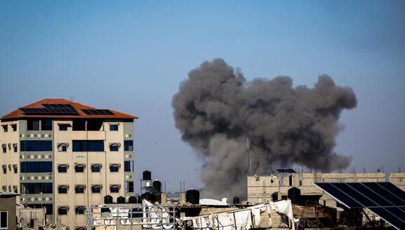 El humo surge de los ataques israelíes en Rafah, en el sur de la Franja de Gaza. (Foto: AFP)