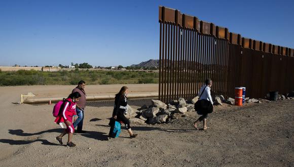 Migrantes cruzan la frontera de Estados Unidos y México para entregarse a las autoridades el 13 de mayo de 2021 en Yuma, Arizona. (Foto referencial: RINGO CHIU / AFP).