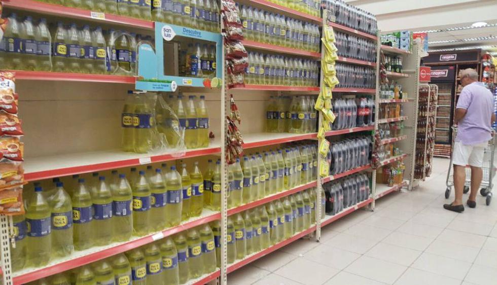 Limeños se abastecen de gran cantidad agua en los supermercados. (Perú21)