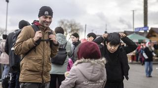 De una guerra a otra, un refugiado afgano en Ucrania huye a Polonia ante el avance ruso