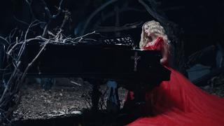Avril Lavigne sorprende a todos con el videoclip de 'I fell in love with the devil' | FOTOS Y VIDEO