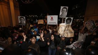 Manifestantes se enfrentan con policías por indulto a Alberto Fujimori [VIDEO]