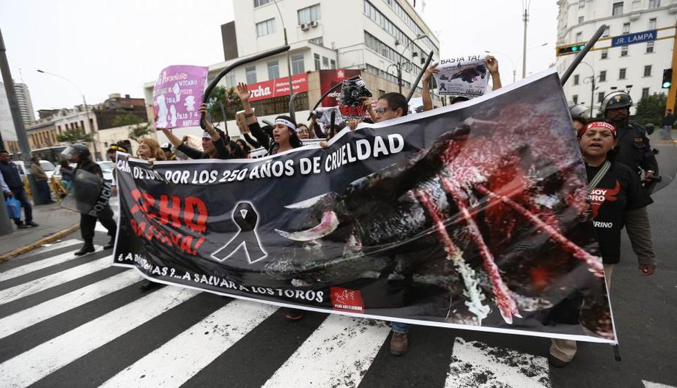 Marcha antitaurina: Centenares de activistas piden el cierre de la Plaza de Acho. (Perú21/Anthony Niño de Guzmán)