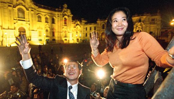 Las manos sucias de Alberto Fujimori y su hija Keiko al subir la reja de Palacio es una imagen icónica tomada por la fotógrafa Verónica Salem.