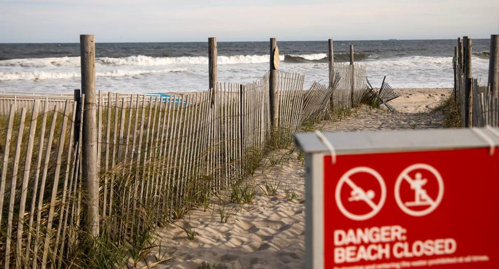 Imagen referencial. Se ve un letrero de "Playa cerrada" en la zona de Rockaway de Queens en la ciudad de Nueva York. (REUTERS/Brendan McDermid).