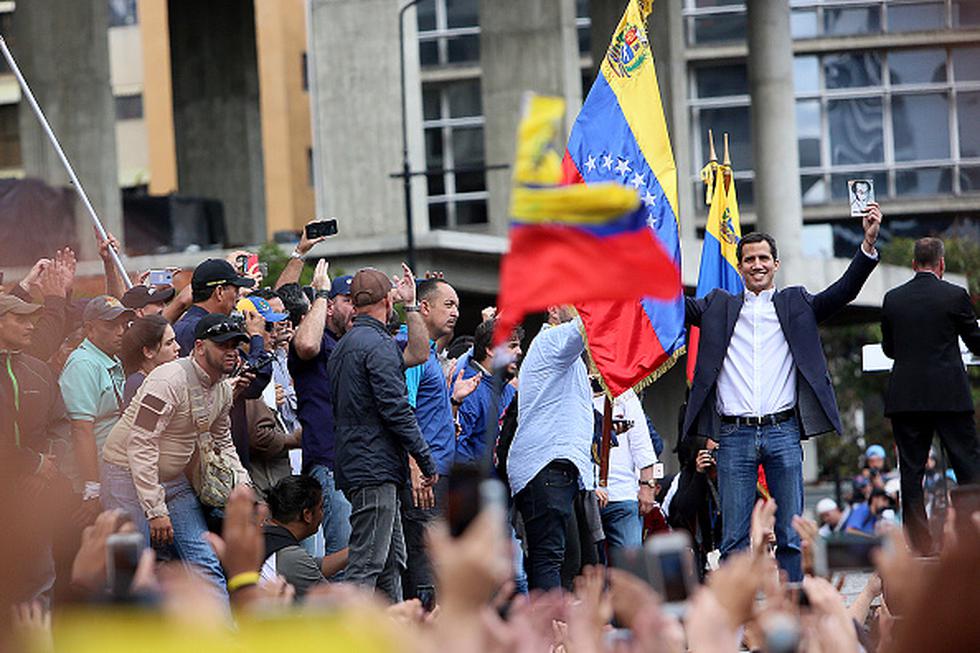 Líder opositor Juan Guaidó se declaró presidente de Venezuela en un desafío abierto al mandatario Nicolás Maduro. (Getty)