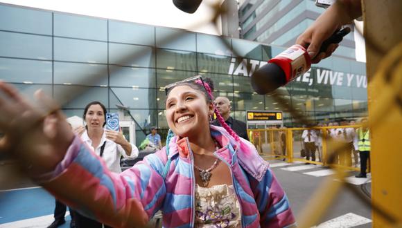 Milena saludando a fans en la entrada del Aeropuerto. Fotos: Piko Tamashiro /@photo.gec