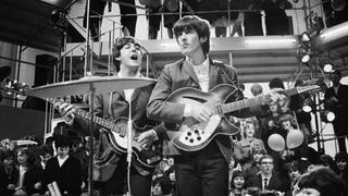 Subastarán la guitarra que usó George Harrison en el último concierto de The Beatles en The Cavern