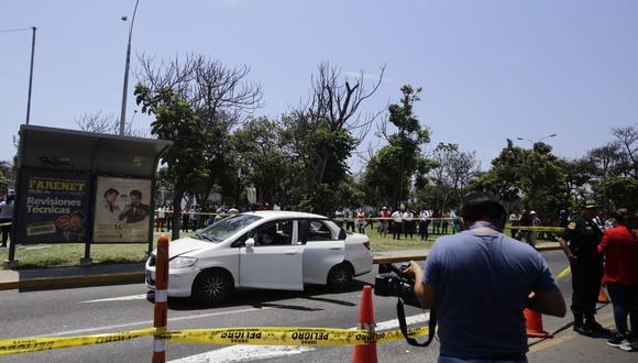 Una familia fue asesinada cerca de un centro comercial y a plena luz del día en el distrito de San Miguel. (Foto GEC)