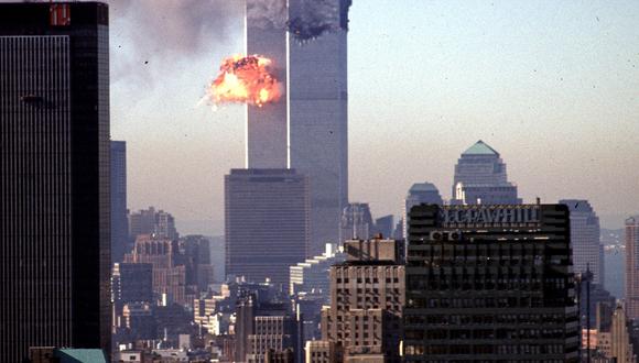 En esta imagen de archivo, el humo y las llamas brotaron de las torres gemelas del World Trade Center después de que aviones comerciales se estrellaran deliberadamente contra los edificios en el bajo Manhattan, Nueva York, el 11 de septiembre de 2001. (Foto: SETH MCALLISTER / AFP)