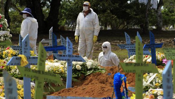 Brasil superó este miércoles por primera vez los 2.000 muertos diarios por coronavirus. (Foto: MARCIO JAMES / AFP)