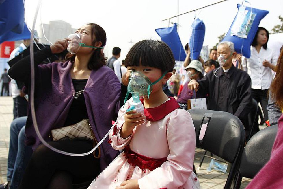 Residentes de Zhengzhou buscan una oportunidad de respirar el aire fresco de la montaña Laojun  a través de bolsas selladas. (AFP)