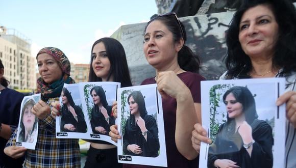Mujeres kurdas y libanesas participan en una manifestación el 21 de septiembre de 2022, días después de que las autoridades iraníes anunciaran la muerte de Mahsa Amini. (Foto: ANWAR AMRO / AFP)