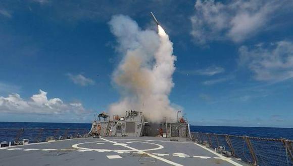 Imagen muestra a un misil despegando de un portaviones de Estados Unidos. (Foto referencial: AFP)