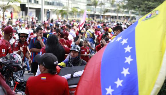 Venezolanos se juntaron para recibir a su selección previo al encuentro ante Perú en Lima.

Fotos: Julio Reaño/@Photo.gec