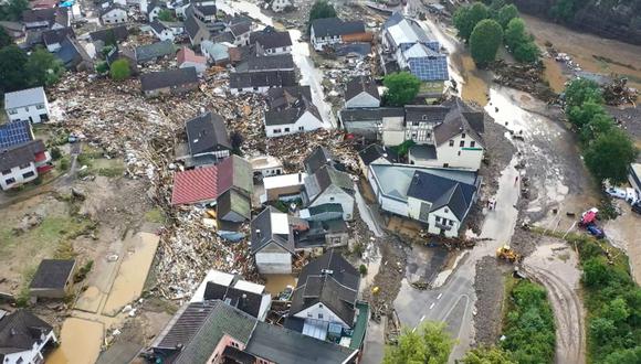 Una vista aérea tomada el 15 de julio de 2021 muestra la aldea inundada de Schuld, cerca de Adenau, en el oeste de Alemania. (Christoph Reichwein / dpa / AFP).