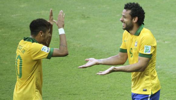 DUPLA DE GOL. Neymar festeja con Fred el primero del ‘Scratch’. (AP)