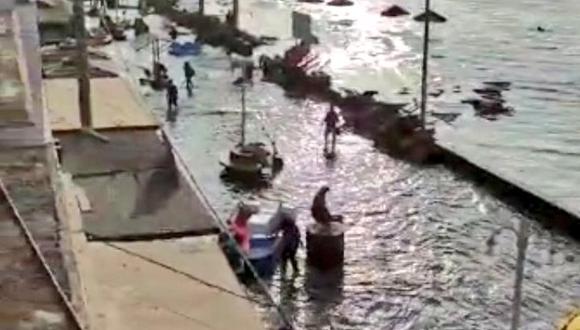 Paracas resultó afectada por el avance del mar tras una erupción submarina en Tonga. (Foto: @ArendsManuel / Twitter)