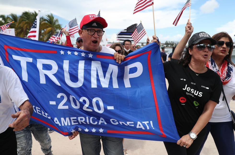 los manifestantes toman parte en una manifestación anunciada como una reunión de ley y orden que también apoyó al presidente Donald Trump en Miami, Florida. (AFP/Joe Raedle).